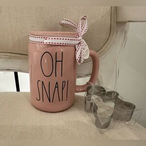 🎀 Rae Dunn Oh Snap Pink Christmas Mug With Gingerbread Cookie Cutter NWT